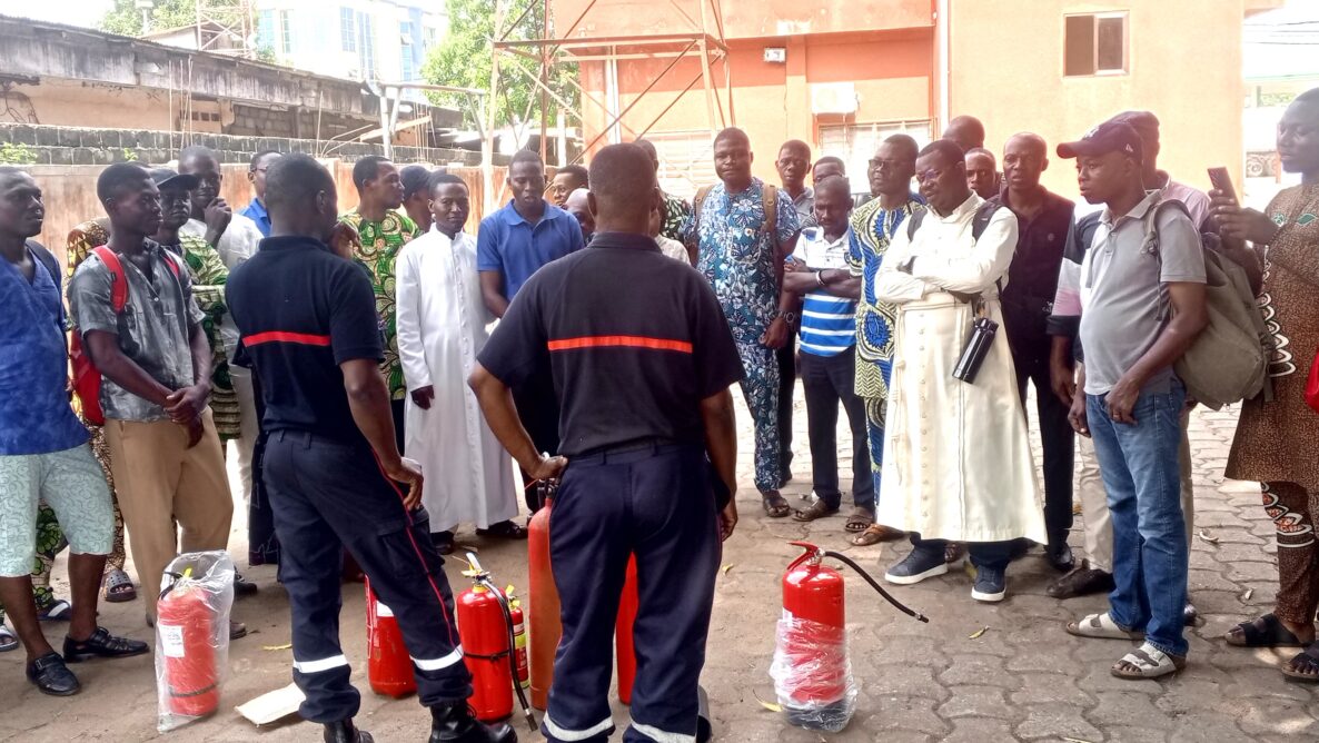 Formation à la lutte contre les feux de niveau 1 au profit du personnel de l’hôpital Saint-Jean de Cotonou