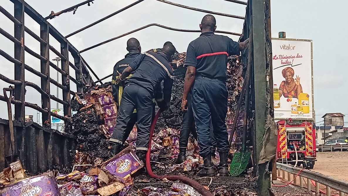 Incendie spectaculaire d&rsquo;un camion sur l&rsquo;échangeur de Godomey : les secours de l&rsquo;Agence Béninoise de la Protection Civile maîtrise le sinistres sans perte en vie humaine