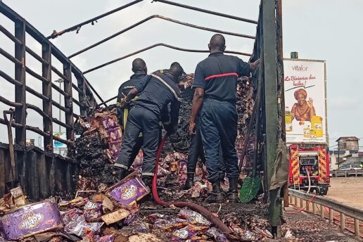 Incendie spectaculaire d&rsquo;un camion sur l&rsquo;échangeur de Godomey : les secours de l&rsquo;Agence Béninoise de la Protection Civile maîtrise le sinistres sans perte en vie humaine